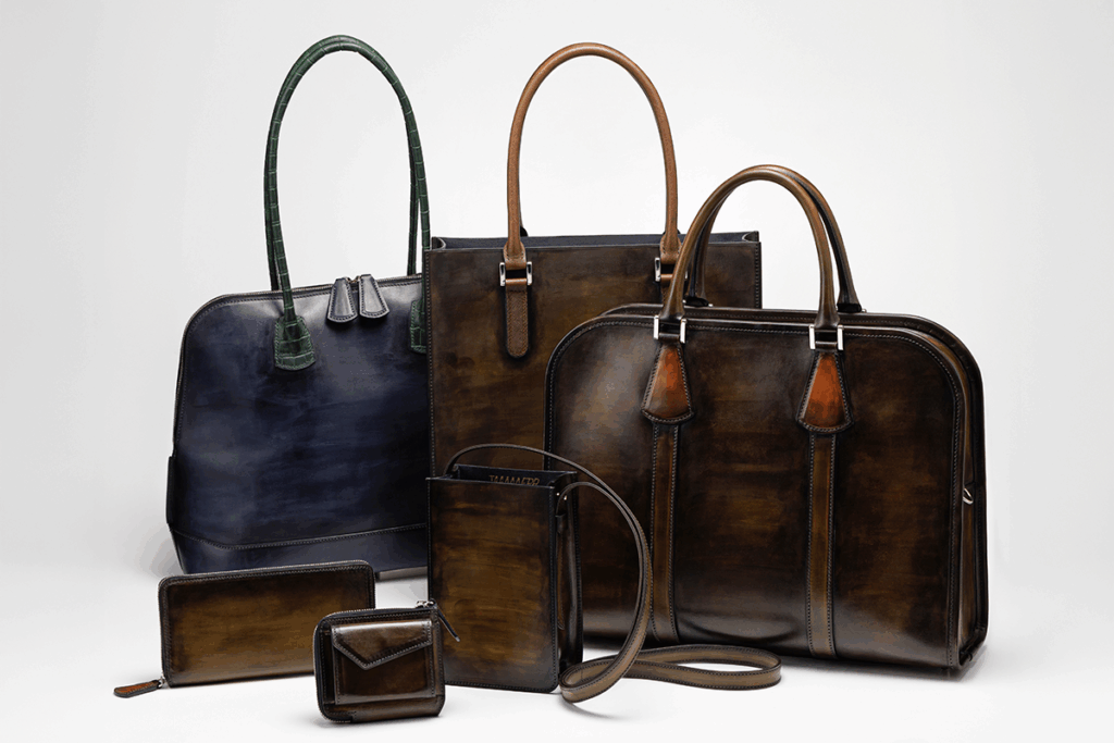 手染めのバッグと財布、集合写真